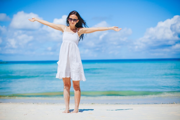 Belle jeune femme sur la plage tropicale de sable blanc