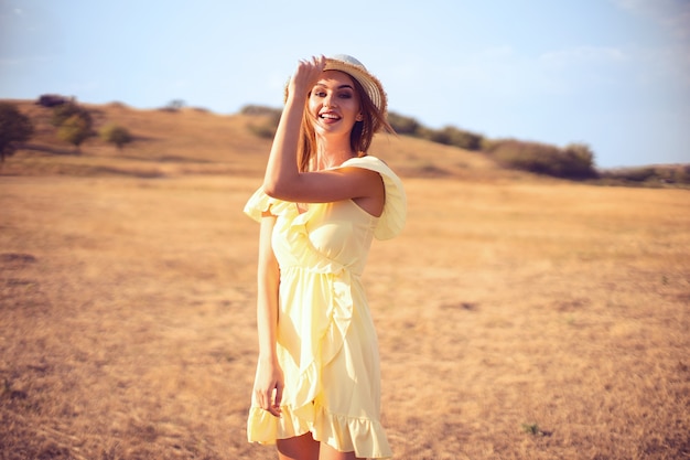 Belle jeune femme en plein air sur la colline un jour d'été