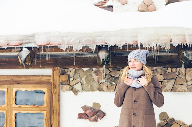 Belle jeune femme en plein air en hiver