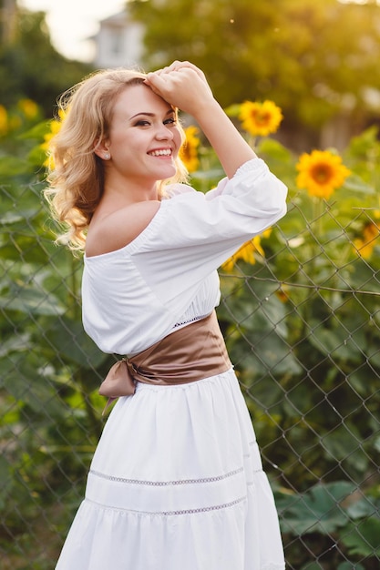 Belle jeune femme en plein air