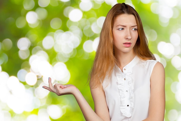 Belle jeune femme en pointant et en faisant une présentation