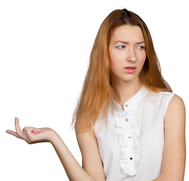 Belle jeune femme en pointant et en faisant une présentation