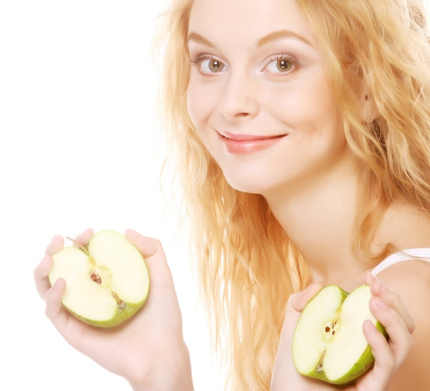 Belle jeune femme avec une pomme en regardant vers la caméra