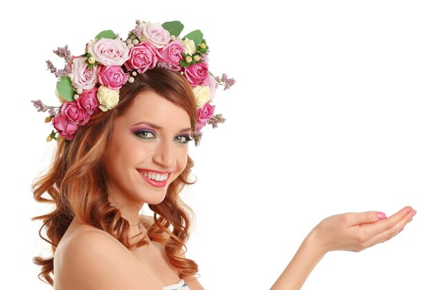 Belle jeune femme portant un bandeau floral isolé sur fond blanc