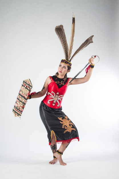 Photo une belle jeune femme portant un costume posant sur un fond blanc