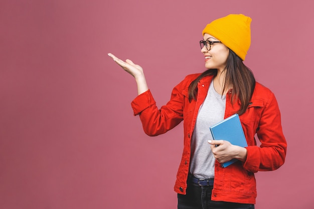 Belle jeune femme portant des lunettes décontractées et debout