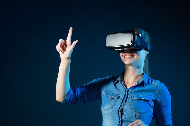 Belle jeune femme portant des lunettes de réalité virtuelle