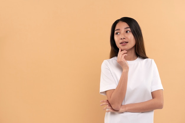 Belle et jeune femme portant une maquette de chemise