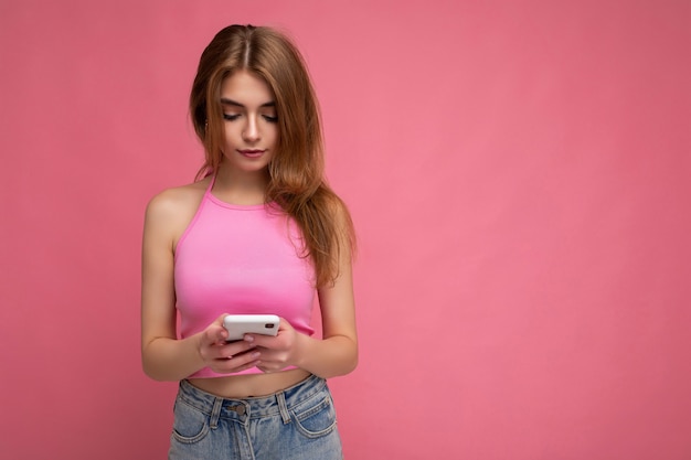 Belle jeune femme portant des vêtements décontractés debout isolé sur fond de surf sur internet