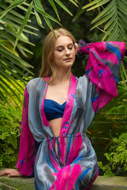 Photo une belle jeune femme portant des vêtements d'été dans une station balnéaire tropicale