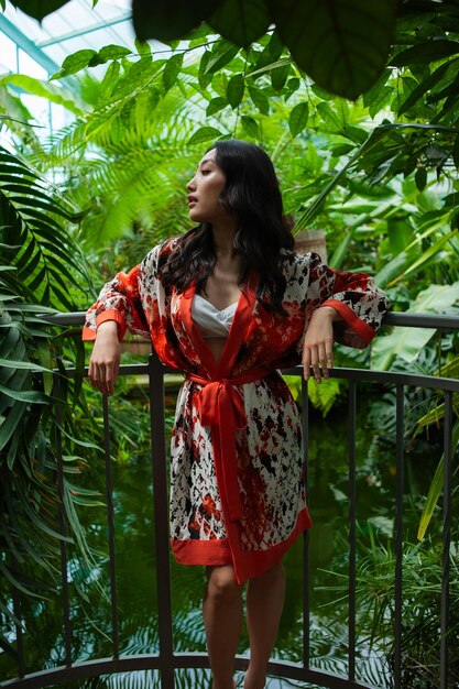 Photo une belle jeune femme portant des vêtements d'été dans une station balnéaire tropicale.