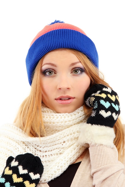 Belle jeune femme portant des vêtements d'hiver, isolé sur blanc