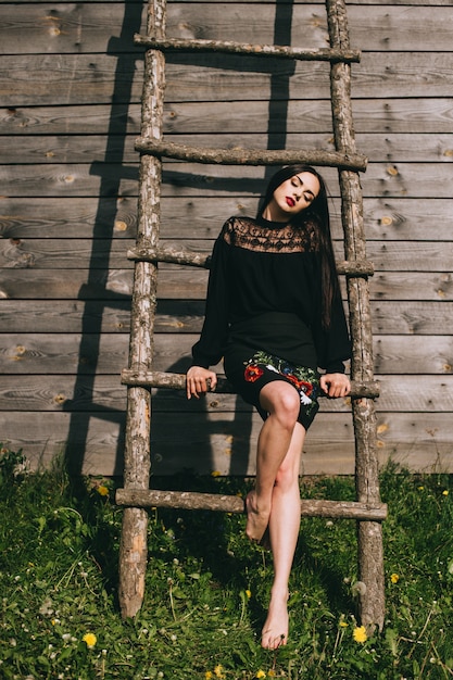 belle jeune femme portant des vêtements nationaux ukrainiens dans une cabane en bois