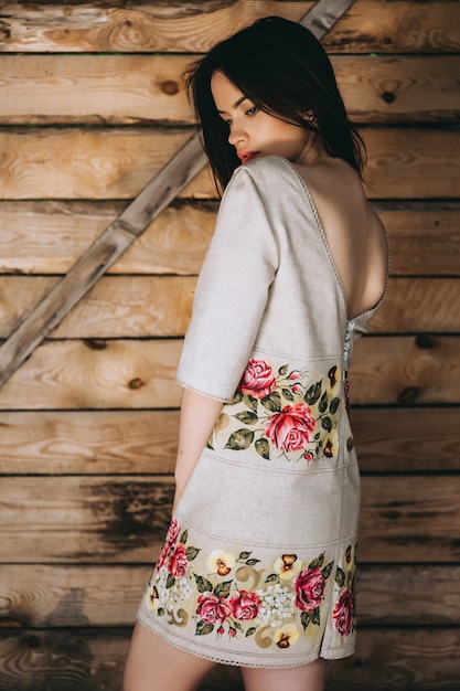 belle jeune femme portant des vêtements nationaux ukrainiens dans une cabane en bois