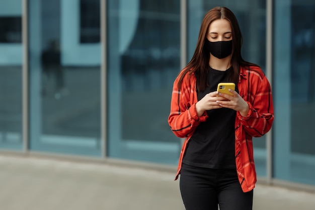 Belle jeune femme porter un masque noir