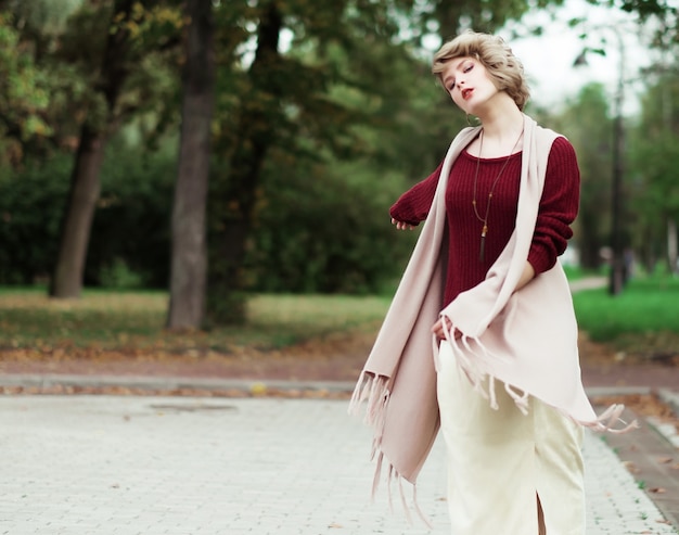 Belle jeune femme. Portrait de mode glamour. Parc d'automne.