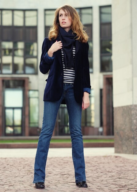 Belle jeune femme. Portrait de mode glamour en plein air