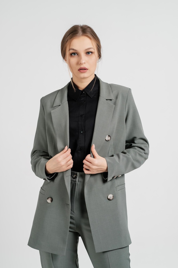 Belle jeune femme posant dans un costume d'affaires Employé et concept d'entreprise
