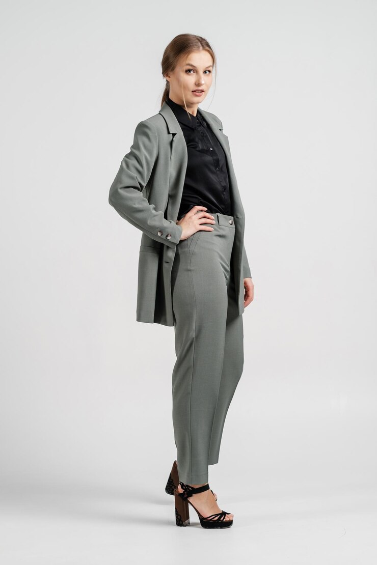 Belle jeune femme posant dans un costume d'affaires Employé et concept d'entreprise