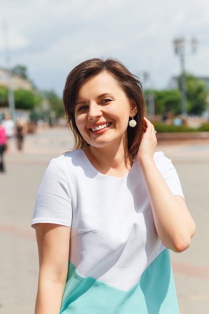 Belle jeune femme posant dans la rue