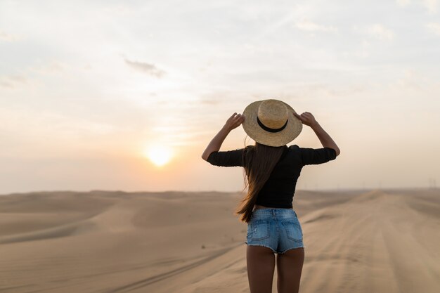 Belle jeune femme posant sur le sable