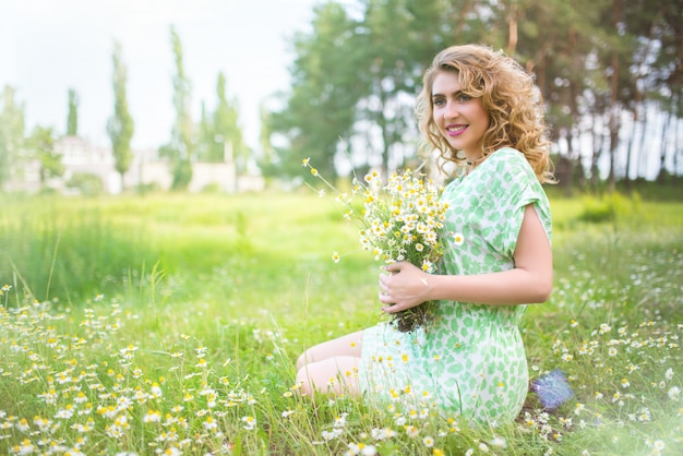 Belle jeune femme positive dans une robe verte