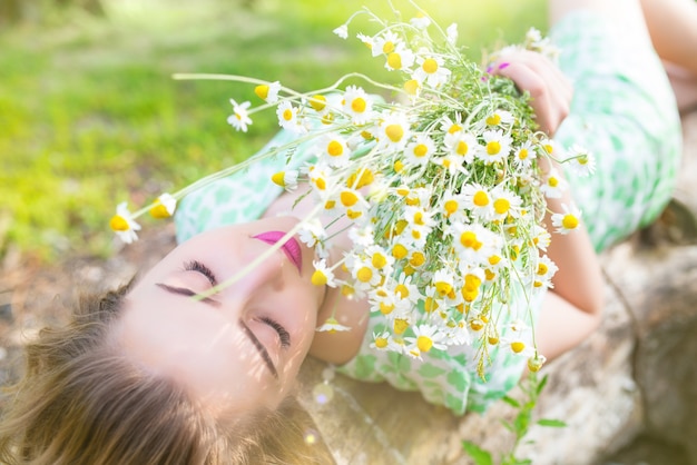 Photo belle jeune femme positive dans une robe verte