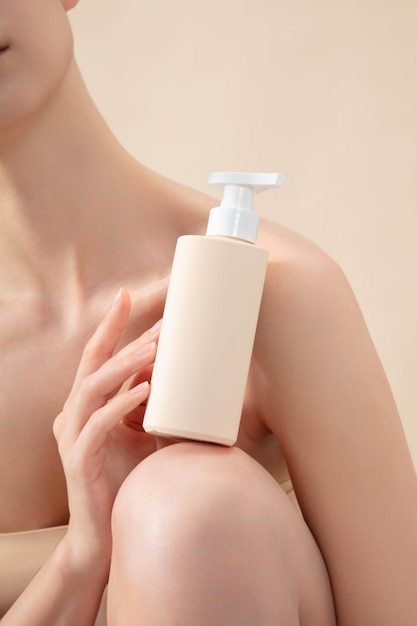 Photo une belle jeune femme avec un pot de cosmétiques et des cosmétiques de test sur sa peau