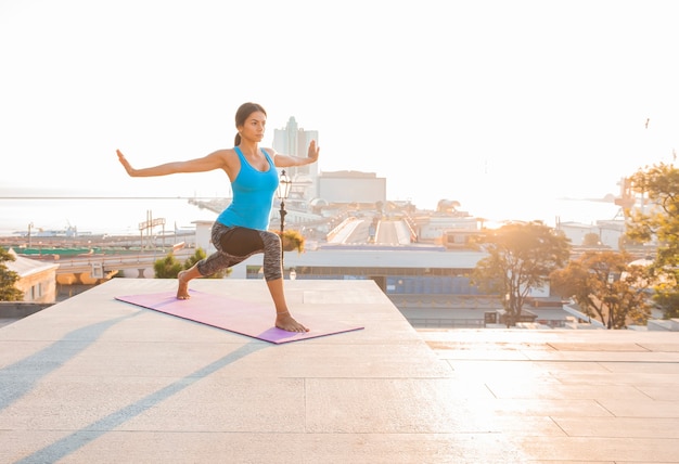 Belle jeune femme pratiquant le yoga et la gymnastique. Concept de bien-être.