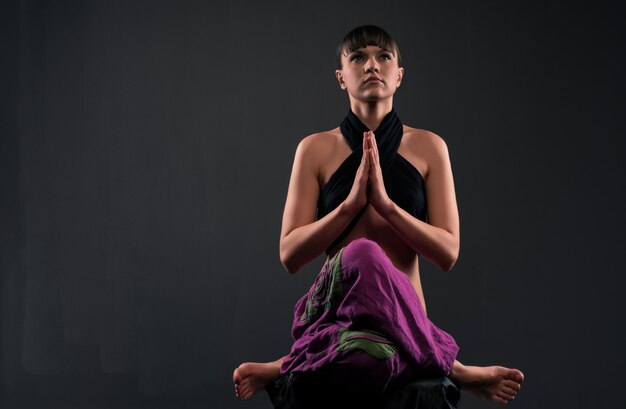 Belle jeune femme pratiquant le yoga