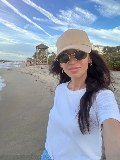 Belle jeune femme prenant selfie sur la plage