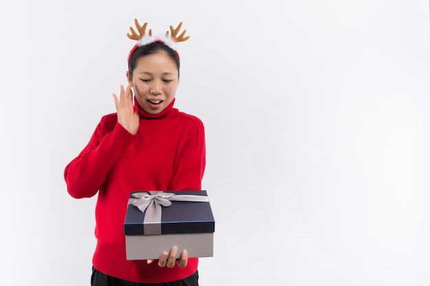 Une belle jeune femme prend des cadeaux de Noël