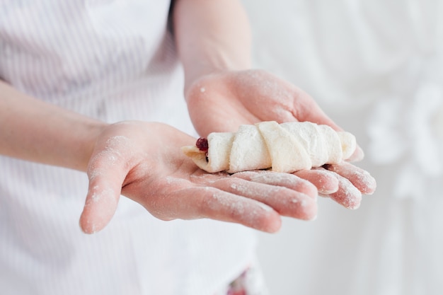 Belle jeune femme prépare des croissants faits maison