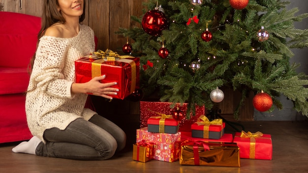 Belle jeune femme près d'un arbre de Noël