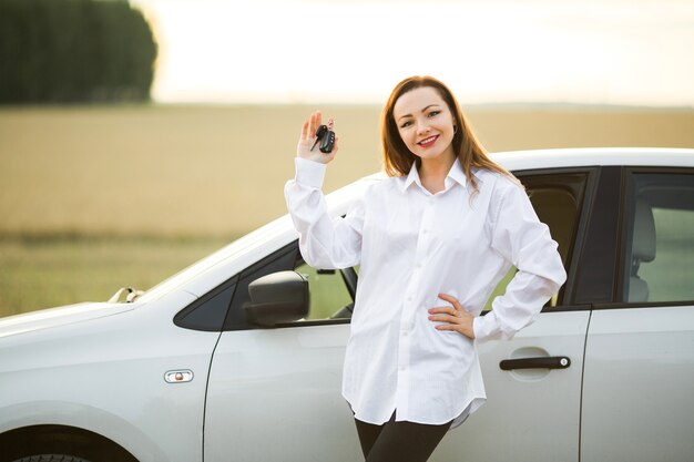 belle jeune femme près de la voiture