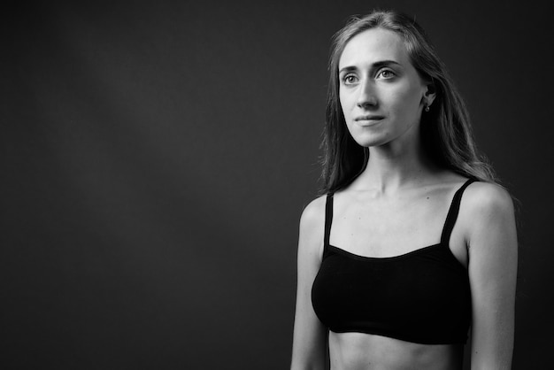 Belle jeune femme prête pour la gym en noir et blanc