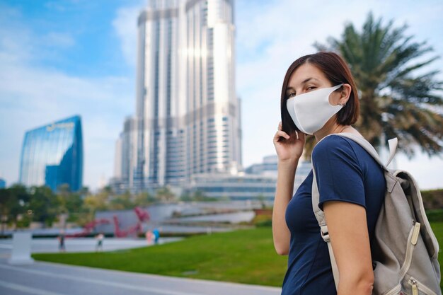 Belle jeune femme profitant de la vue sur le centre-ville de Dubaï