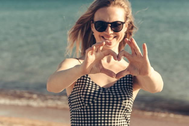 Belle jeune femme profiter des vacances d'été sur la plage