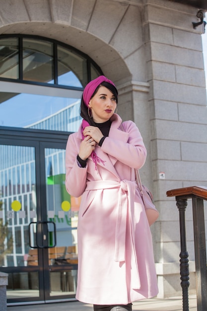 Belle jeune femme en promenade