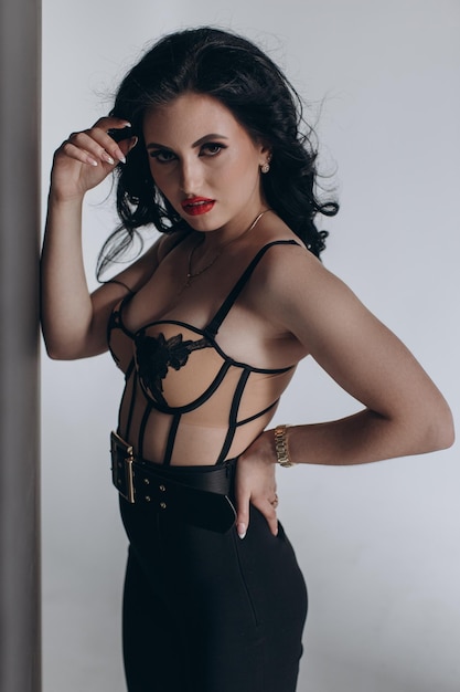 Belle et jeune femme qui pose en lingerie sexy