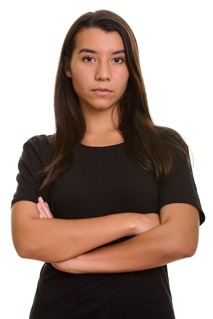 Belle jeune femme de race blanche bronzée avec les bras croisés isolé sur blanc