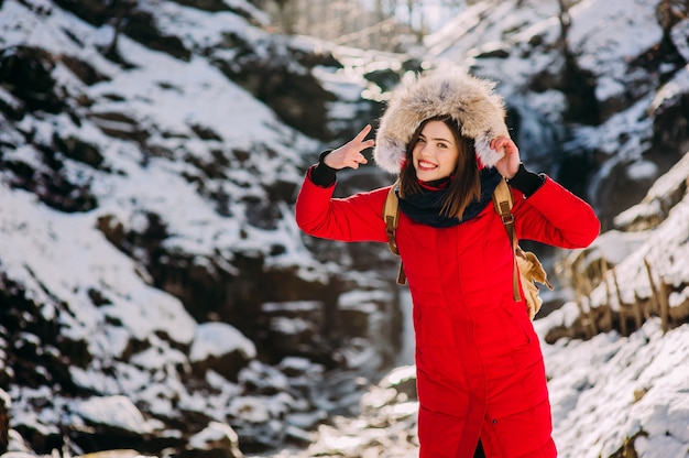 Belle jeune femme sur une randonnée en forêt d&#39;hiver