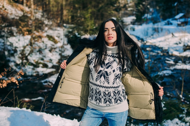 Belle jeune femme sur une randonnée en forêt d&#39;hiver