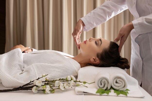 Belle jeune femme recevant un massage dans un salon spa
