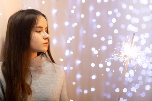 La belle jeune femme regarde un petit salut.