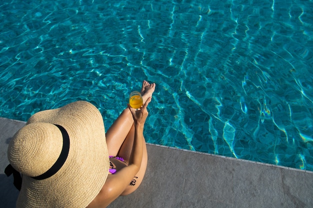 Belle jeune femme relaxante dans la piscine de la station thermale.