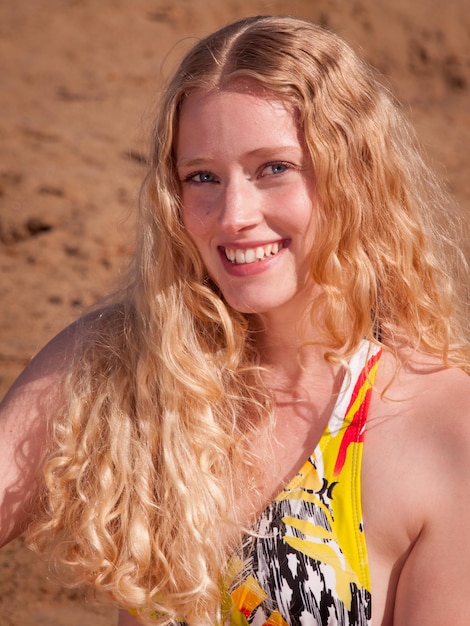 Belle jeune femme reposante sur la plage.