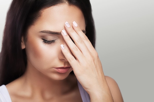 Belle jeune femme ressentant une forte douleur à la tête