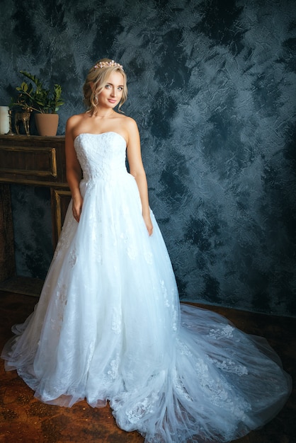 Belle jeune femme en robe de mariée, belle mariée avec un maquillage et une coiffure