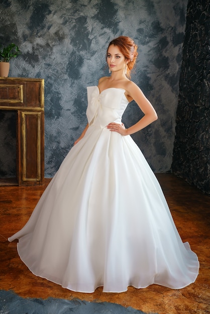 Belle jeune femme en robe de mariée